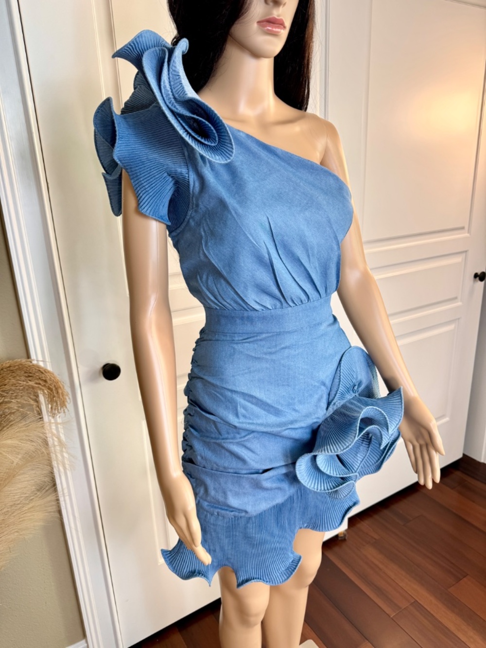ONE SHOULDER BLUE MINI DRESS WITH RUFFLED HEM AND BIG FLOWER DESIGN - Picture 5 of 12